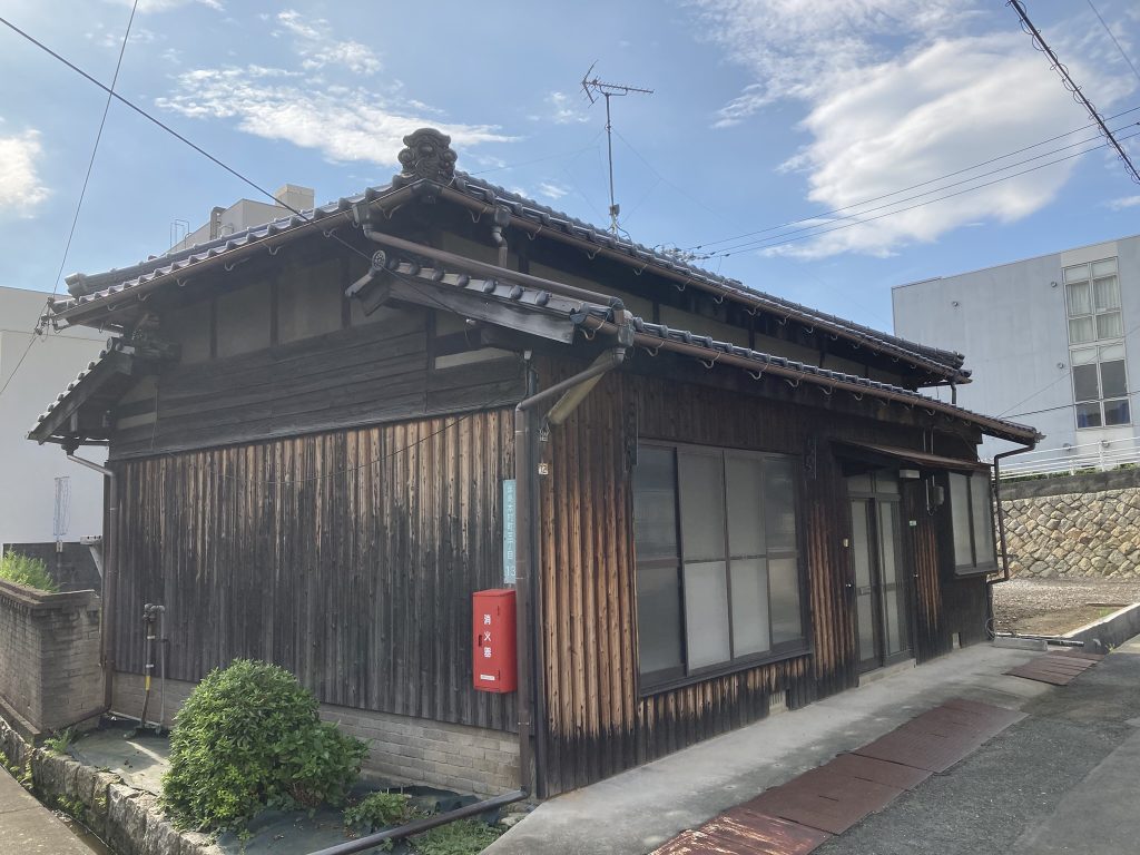 高さの低いかわいい古民家です
