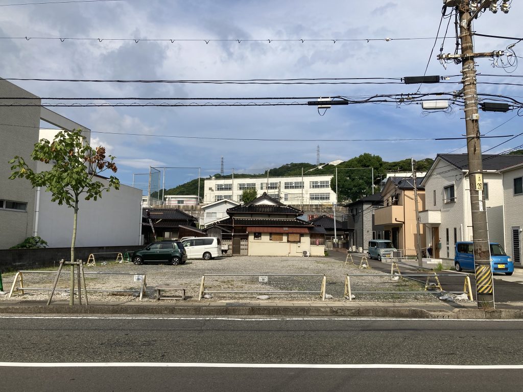 ”ひこしまほんむらひろば”は本村小学校のふもとにあります